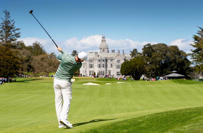 Rory McIlroy pictured playing onto the green 20/4/2018